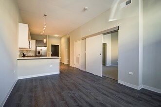 851 W Grand Ave in Chicago, IL - Building Photo - Building Photo