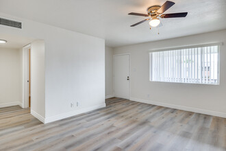 The Beverly V Apartments in Phoenix, AZ - Building Photo - Interior Photo