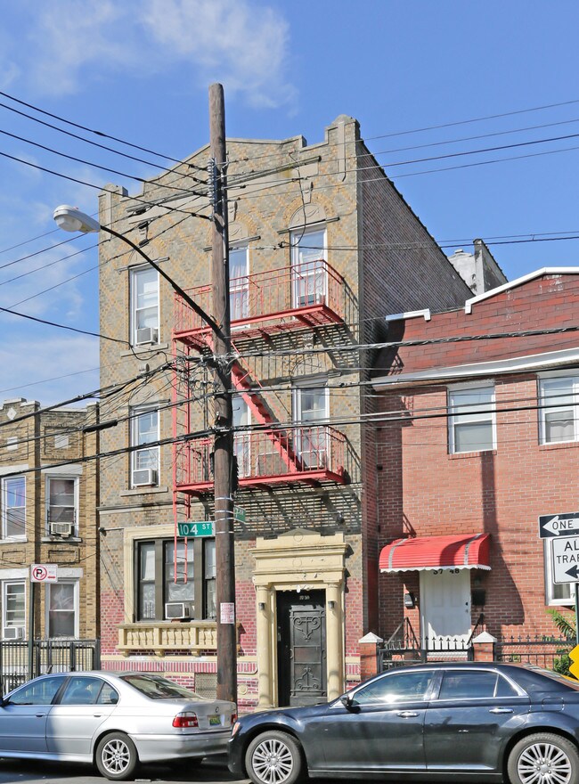 3750 104th St in Corona, NY - Building Photo - Building Photo