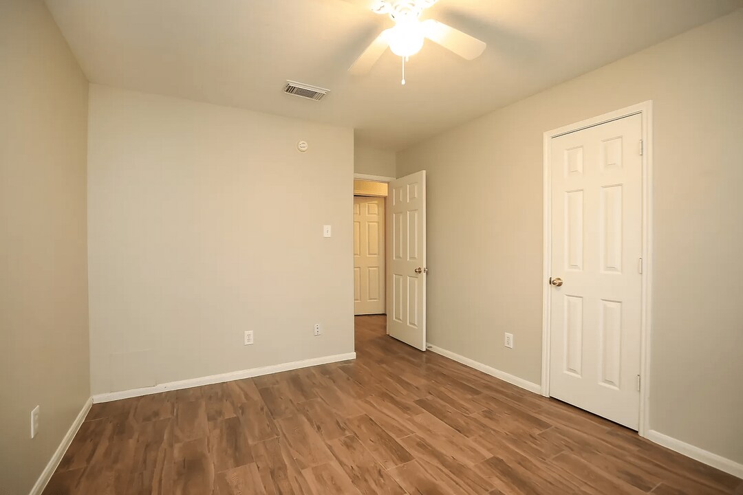 208 Armand Bay Dr in Dickinson, TX - Foto de edificio