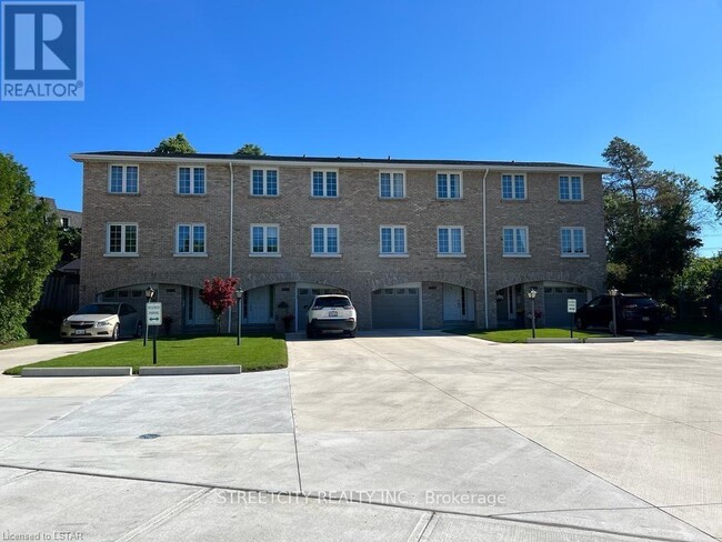 202 Homestead Crescent in London, ON - Building Photo - Building Photo