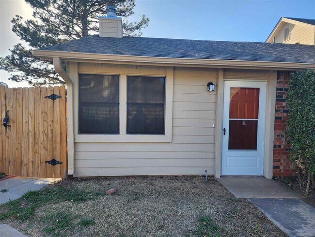 6808 NW Willow Springs Dr in Lawton, OK - Building Photo - Building Photo