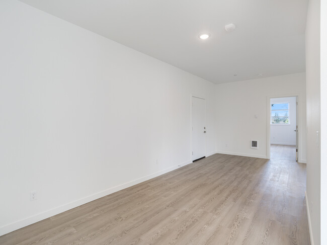 232 NE 61st Ave in Portland, OR - Building Photo - Interior Photo