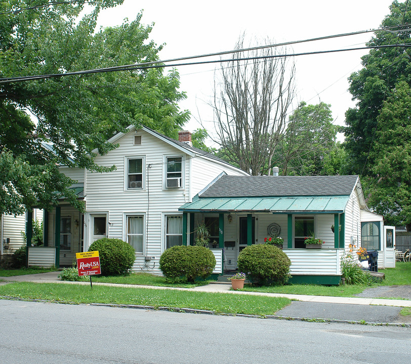 138 Clinton St in Saratoga Springs, NY - Foto de edificio