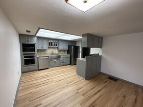 1561 S Pickwick Ave in Springfield, MO - Building Photo - Building Photo