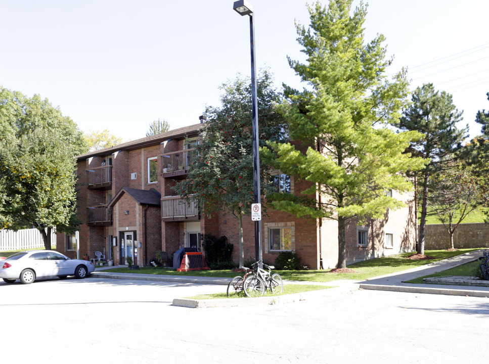 Penetang Court in Barrie, ON - Building Photo