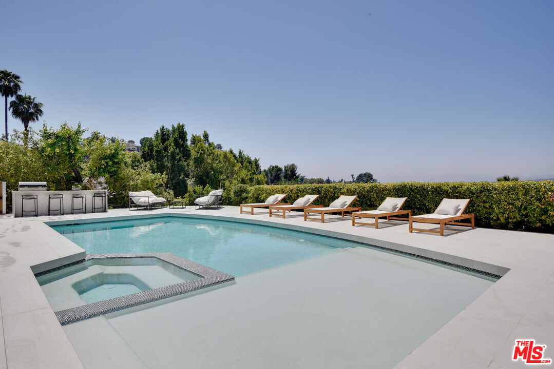 8908 Alto Cedro Dr in Beverly Hills, CA - Building Photo