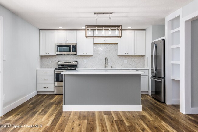 299 E Central Blvd in Cape Canaveral, FL - Building Photo - Building Photo