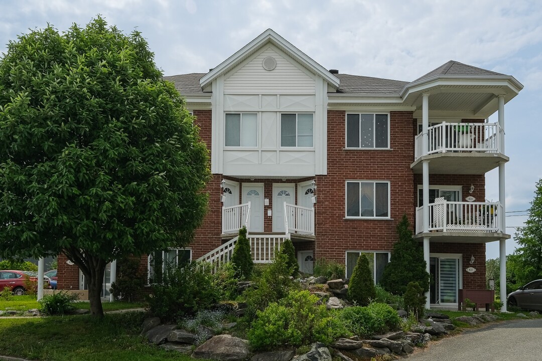 831-841 Du Mont-Owl's Head Rue in Sherbrooke, QC - Building Photo