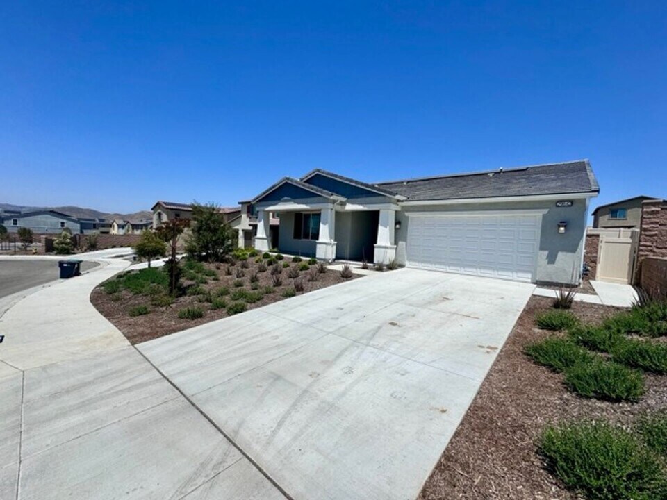 29642 Kearney Ct in Winchester, CA - Building Photo