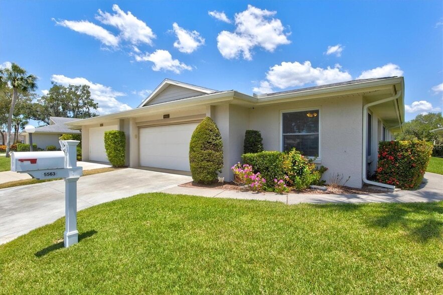 5563 Bountiful Dr, Unit 1 in Sarasota, FL - Building Photo