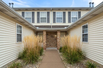 Arbour Walk Townhomes in Normal, IL - Foto de edificio - Building Photo