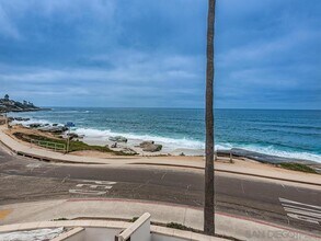 6767 Neptune Pl in San Diego, CA - Foto de edificio - Building Photo