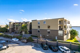 Harbor Club Condominiums in Cocoa Beach, FL - Foto de edificio - Building Photo