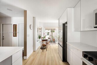 10233 NW 52nd Ln in Doral, FL - Building Photo - Building Photo