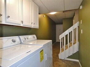 77 Brook Cir, Unit 2 in Pella, IA - Foto de edificio - Building Photo