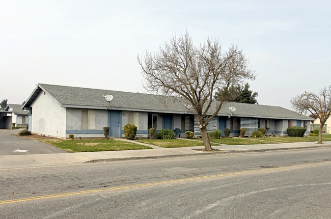 Prosperity Manor in Tulare, CA - Foto de edificio - Building Photo