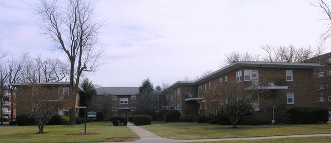 3801-3807 Clarks Ln in Baltimore, MD - Building Photo - Building Photo