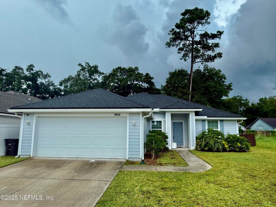 6044 Patriots Landing Ln in Jacksonville, FL - Building Photo
