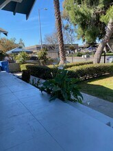 5426 S Van Ness Ave in Los Angeles, CA - Foto de edificio - Building Photo