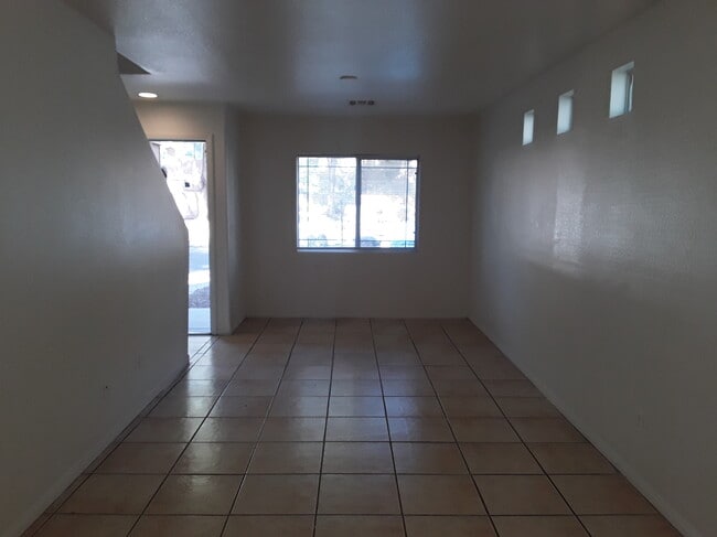 5195 Shreve Ave in Las Vegas, NV - Foto de edificio - Building Photo