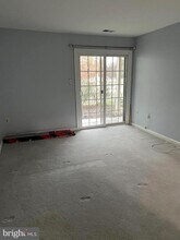 10205 Ashbrooke Ct in Oakton, VA - Foto de edificio - Building Photo