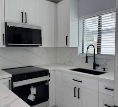 16440 NE 10th Ave in North Miami Beach, FL - Building Photo - Building Photo