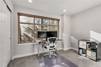 16381 NE 16th Ct in Bellevue, WA - Building Photo - Building Photo