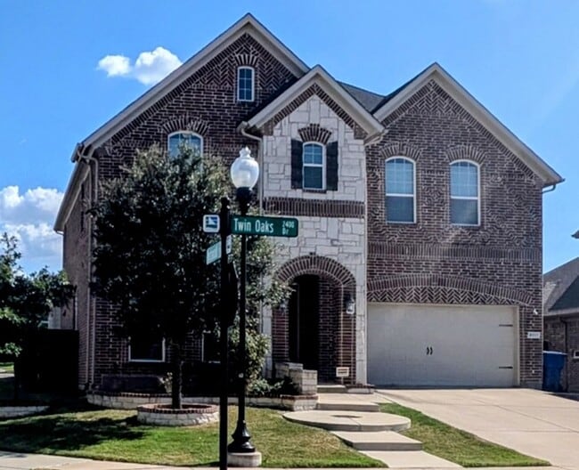 2472 Twin Oaks Dr in Little Elm, TX - Foto de edificio - Building Photo