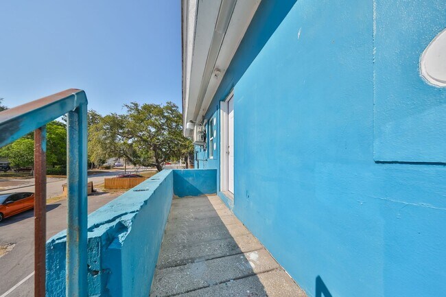 4200 15th Ave S-Unit -Upper in St. Petersburg, FL - Building Photo - Building Photo