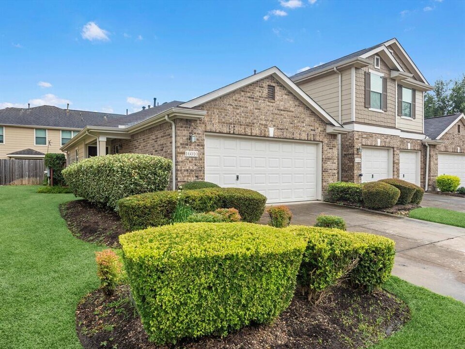 16010 Sweetwater Fields Ln in Tomball, TX - Building Photo