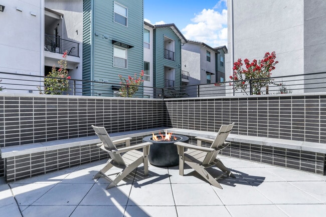 Tesoro Apartments in Manteca, CA - Foto de edificio - Building Photo