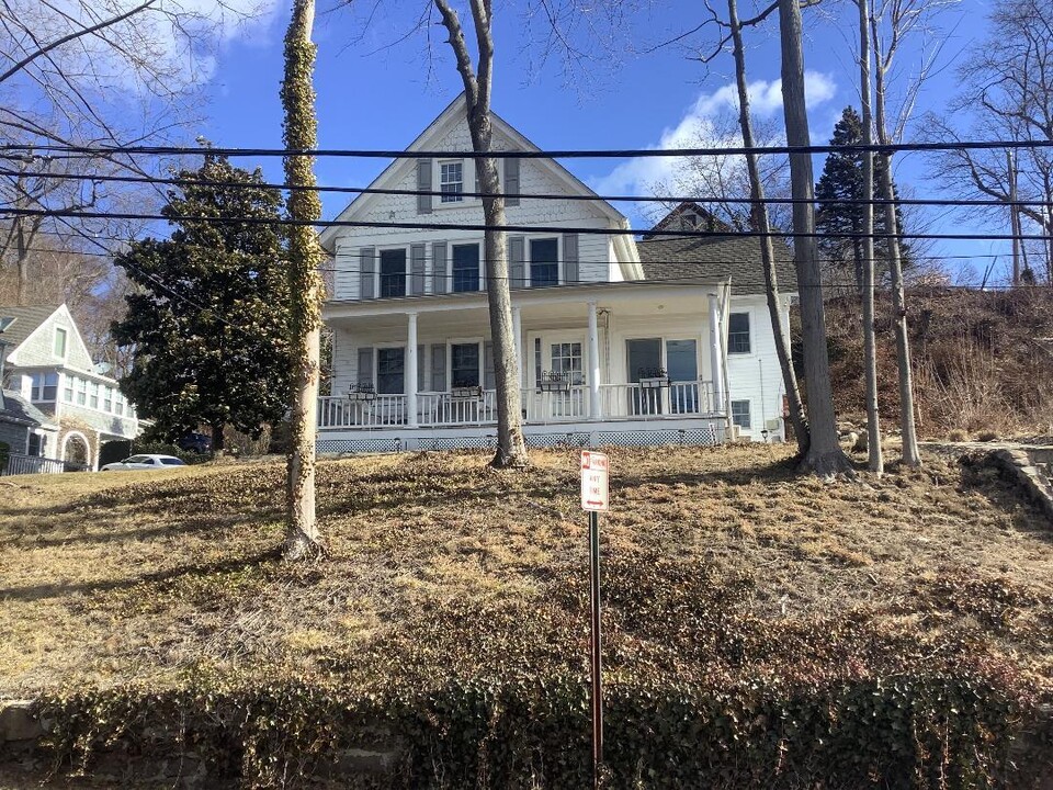 48 E Shore Rd in Huntington, NY - Building Photo