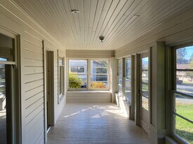 719 NE 10th St in Grants Pass, OR - Building Photo