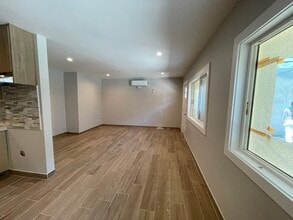 20301 Cohasset St, Unit 5 in Los Angeles, CA - Foto de edificio - Building Photo