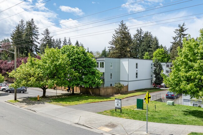 13717 Linden Ave N in Seattle, WA - Foto de edificio - Building Photo