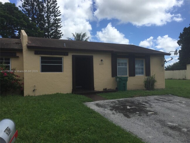 20121 NW 28th Ct in Miami Gardens, FL - Building Photo - Building Photo