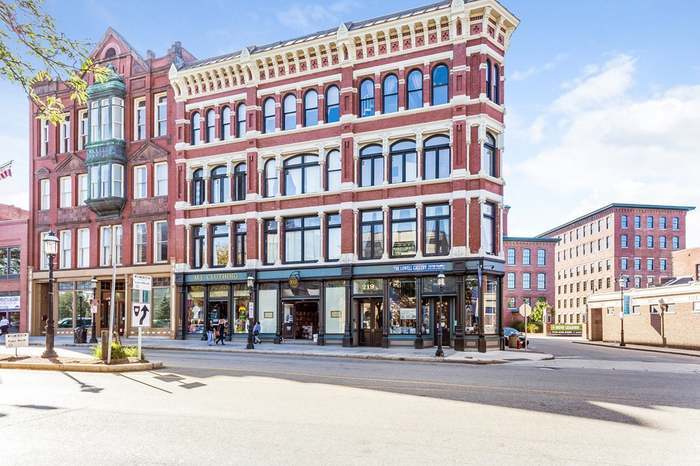219 Central St, Unit 4F in Lowell, MA - Building Photo