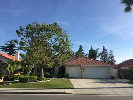 10317 Walnut Creek Ct in Bakersfield, CA - Building Photo