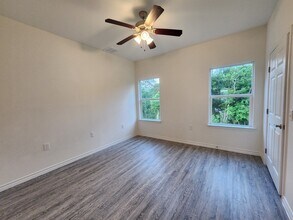 8802 Bent Oak Ln in Hitchcock, TX - Building Photo - Building Photo