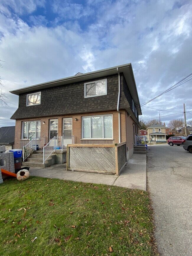 9 Todd St in Cambridge, ON - Building Photo - Building Photo