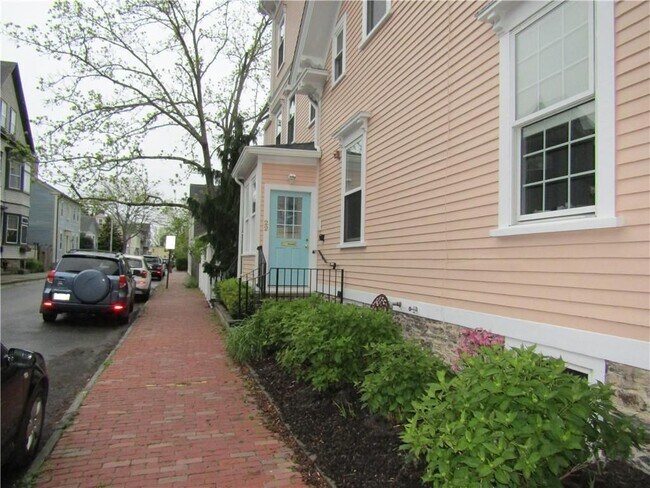 22 Mt Vernon St in Newport, RI - Building Photo - Building Photo