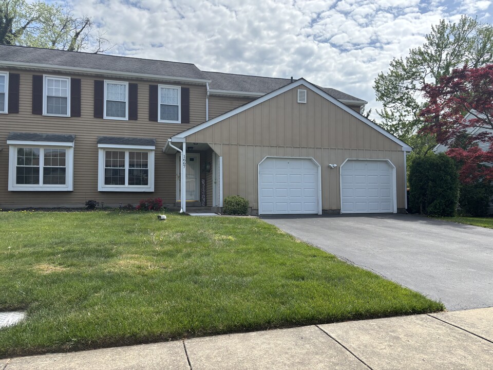 1667A Bluebird Dr in Yardley, PA - Building Photo
