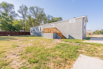 10118 Falvey Lk Ln in Conroe, TX - Foto de edificio - Building Photo