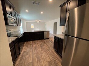 104 Sunnymeade Ln in Jarrell, TX - Building Photo - Building Photo