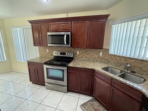 1300 Daniels Cove Dr in Winter Garden, FL - Foto de edificio - Building Photo