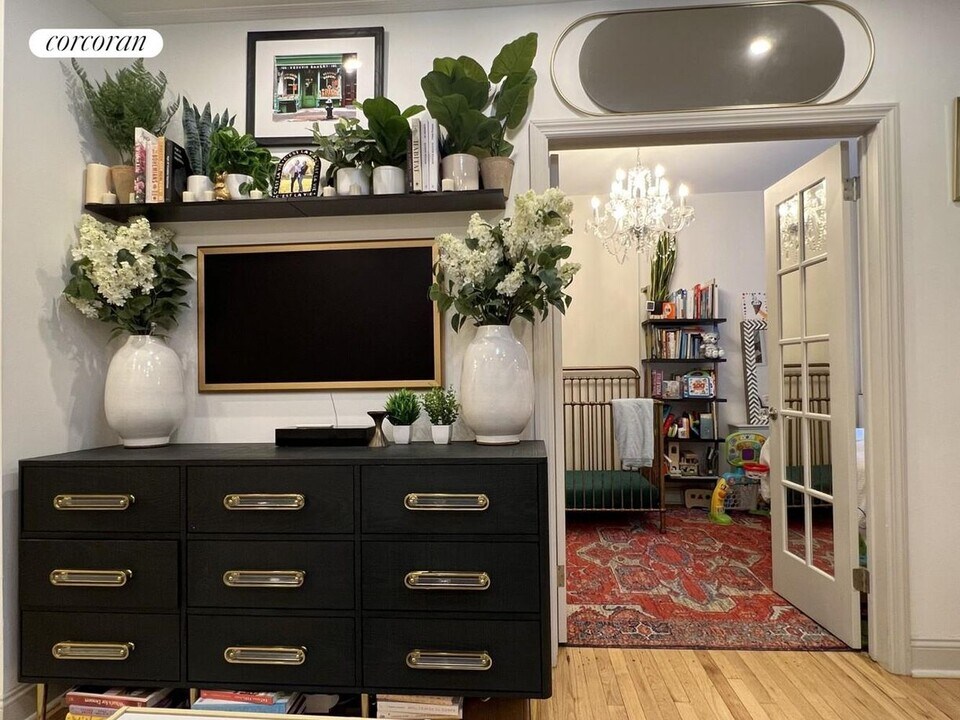 38 W 69th St in New York, NY - Building Photo