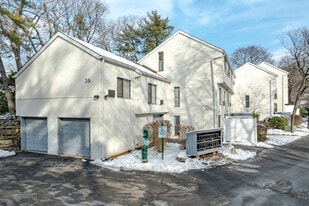 Putnam Green in Greenwich, CT - Building Photo