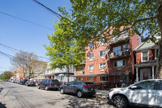 10463 39th Ave in Corona, NY - Foto de edificio - Building Photo