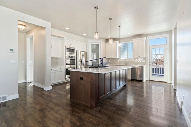 369 W Clark Cir in Farmington, UT - Foto de edificio - Building Photo